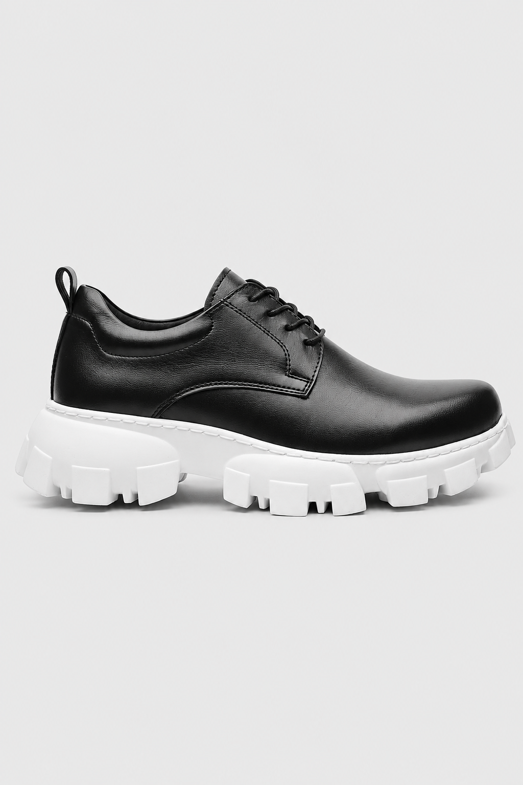 Cancun casual sneaker in black and white by Apollo Moda